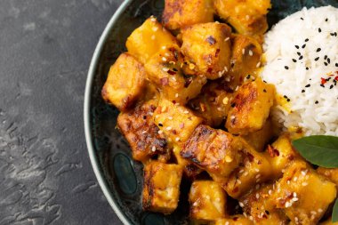 Yasemin pilavlı ve Tayland fesleğenli mangolu soya peyniri.