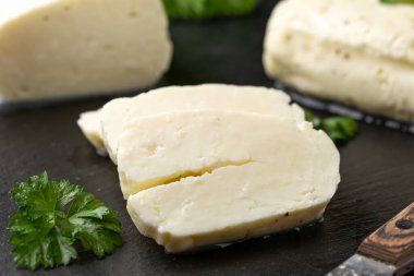 Taş tahtada naneli dilimlenmiş halloumi peyniri.