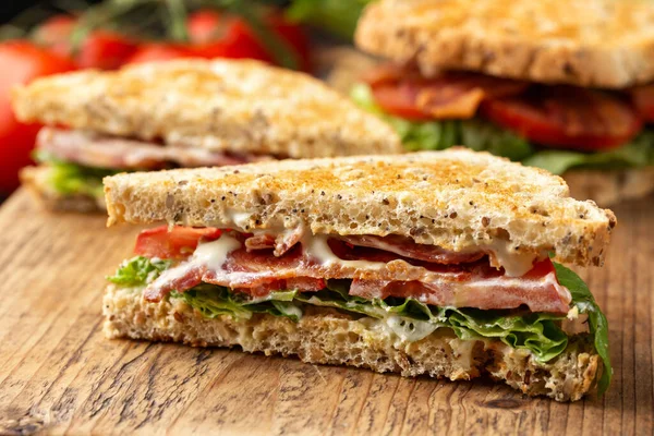 Tahtada salamlı ve domatesli taze BLT sandviçi.