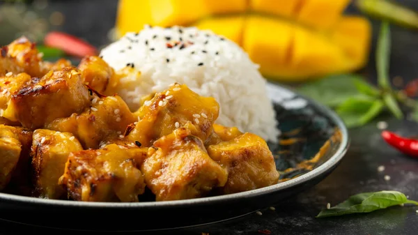 Mango Sticky tofu з ясміновим рисом і тайським базилем. — стокове фото