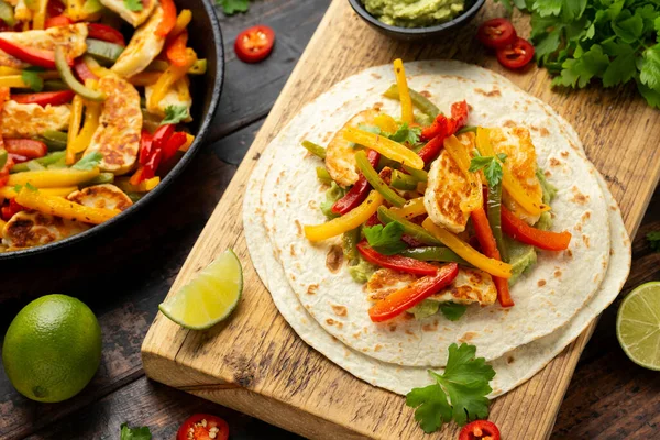 Saboroso queijo Halloumi Fajitas com tortilla misturar pimenta e guacamole. Alimentos saudáveis — Fotografia de Stock