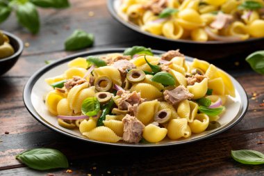 İtalyan Ton Balığı, yeşil fasulye, zeytin ve kırmızı soğanlı makarna. Sağlıklı diyet yemekleri