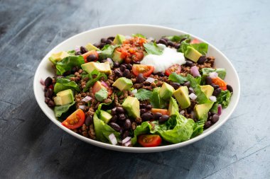 Romaine marul, avokado, domates salsası, siyah fasulye ve tortilla cipsli biftek salatası. Meksika sağlıklı yiyecekler