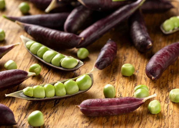 Sweet purple Magnolia Pea, Sugarsnap on rustic wooden board. ready to eat — Stock Photo, Image