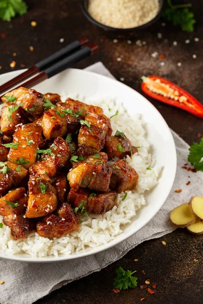 Cucina tradizionale cinese ventre di maiale brasato appiccicoso con riso su piatto bianco — Foto Stock