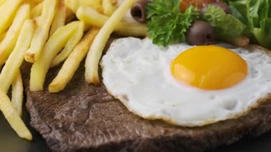 Portekiz yemeği Bitoque kızarmış yumurta, pilav, patates kızartması ve sebzeli biftek.
