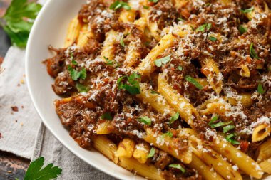 Parmesan peynirli beyaz kase üzerinde makarna. Geleneksel Napoli yemekleri.