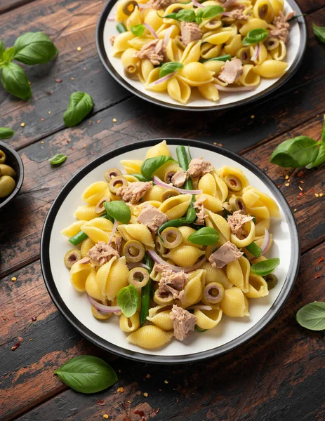 Italiensk tonfisk conchiglie pasta med gröna bönor, oliver och röd lök. Hälsosam kost — Stockfoto