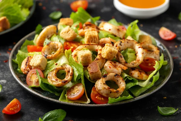 Calamari alla griglia o calamari e insalata di gamberi con crostini all'aglio e pomodorini. cibo sano. — Foto Stock