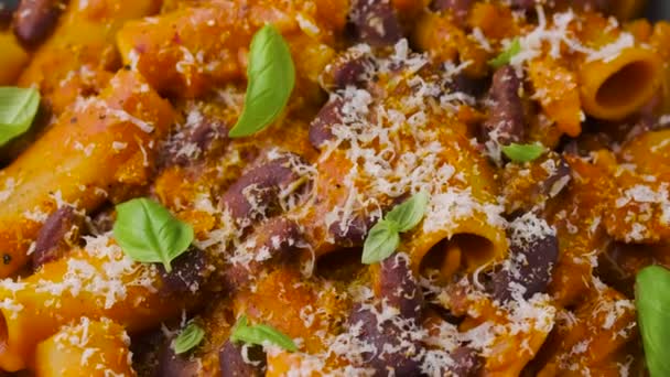 Tradycyjny włoski makaron e fagioli z fasolą, pomidorem i serem parmezanowym — Wideo stockowe