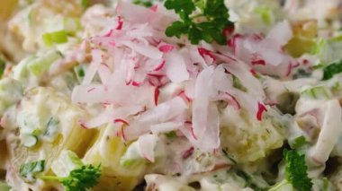 Kerevizli patates salatası, yeşil soğan, turp, dereotu ve yumurta. Döndürme videosu