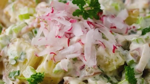 Salade de pommes de terre au céleri, oignon vert, radis, aneth et œufs. Vidéo tournante — Video