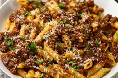Parmesan peynirli beyaz kase üzerinde makarna. Geleneksel Napoli yemekleri.