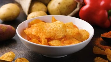 Kırsal arka planda beyaz kasede Paprika Patates cipsi yemek
