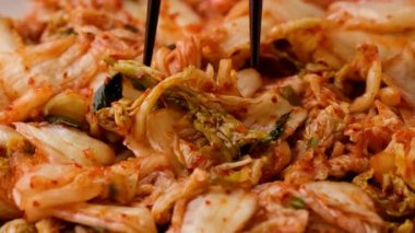 Geleneksel Kore Kimchi Lahanası yemek çubuğu ile yenir. Sağlıklı yemek.