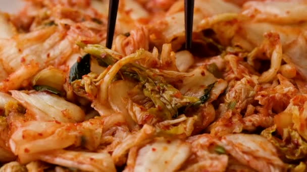 Comer tradicional coreano Kimchi Repolho usando pauzinho. Alimentos saudáveis — Vídeo de Stock