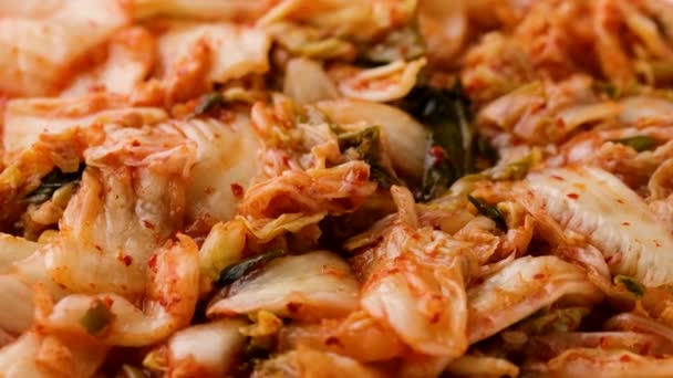 Traditioneller koreanischer Kimchi-Kohl. Gesunde Ernährung. Rotierendes Video — Stockvideo