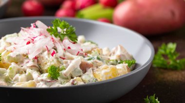 Kerevizli patates salatası, yeşil soğan, turp, dereotu ve yumurta.