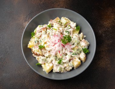 Kerevizli patates salatası, yeşil soğan, turp, dereotu ve yumurta.