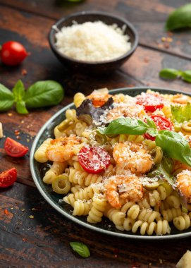 Salamura edilmiş yeşil zeytinli karidesli makarna salatası, vişneli domates ve parmesan peyniri.