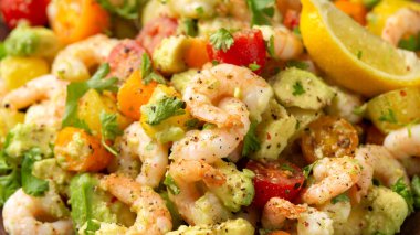 Karidesli avokado salatası, domatesli ve otlu. Sağlıklı yemek.