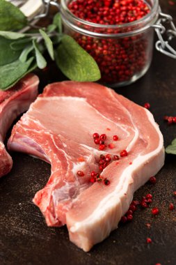 Çiğ domuz filetosu, adaçayı ve kırmızı biberli.