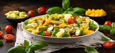Avokado, salatalık, vişneli domatesli tavuk mango salatası. Sağlıklı yemek.
