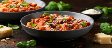 Fasulye, domates ve parmesan peynirli geleneksel İtalyan makarnası.