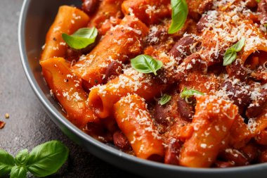 Fasulye, domates ve parmesan peynirli geleneksel İtalyan makarnası.