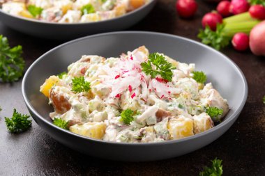 Kerevizli patates salatası, yeşil soğan, turp, dereotu ve yumurta.