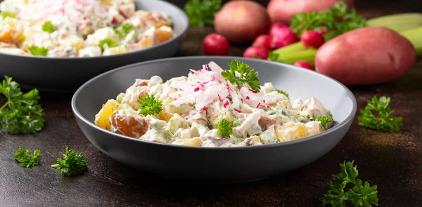 Картофельный салат с сельдереем, зеленым луком, редиской, укропом и яйцами — стоковое фото
