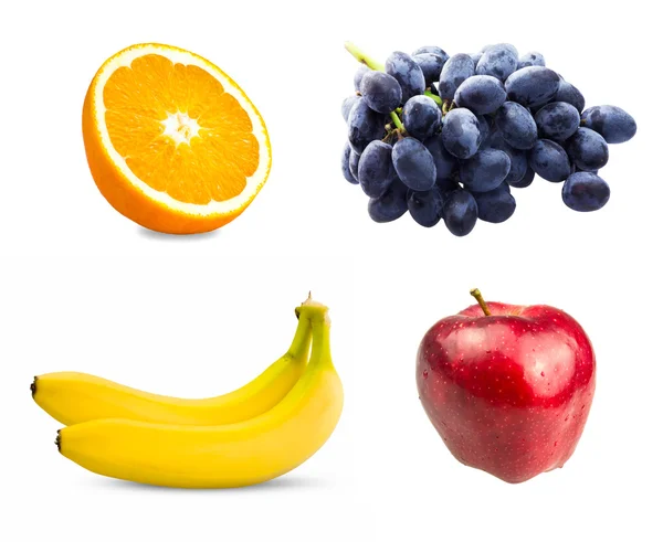 Fruta naranja fresca en rodajas, Rama de uvas azules, Manzanas rojas y Dos plátanos aislados sobre fondo blanco — Foto de Stock