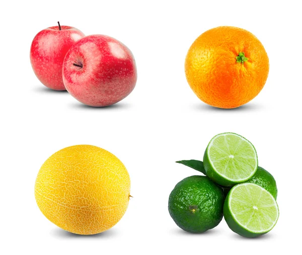 Rode appels verse dieet fruit met vitaminen, oranje groenten, rijp meloen en vers gesneden limoenen (lemmetjes) geïsoleerd op witte achtergrond — Stockfoto