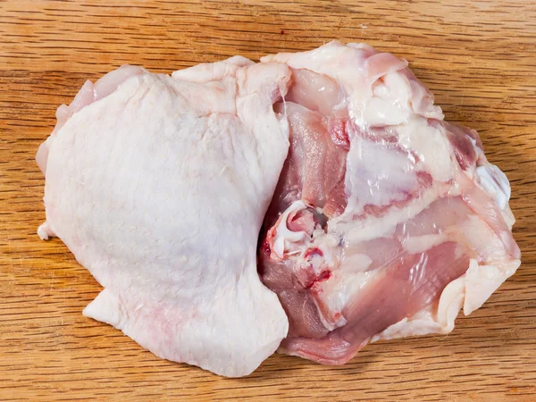 Cosce fresche di pollo senza pelle sul tagliere — Foto Stock