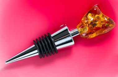 Metal şarap stoper ile Amber şarap. Arka plan, doku