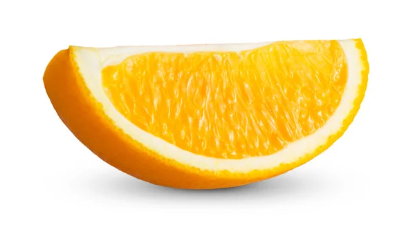 Verse oranje vruchten rijk aan vitaminen gesneden geïsoleerd op witte achtergrond — Stockfoto