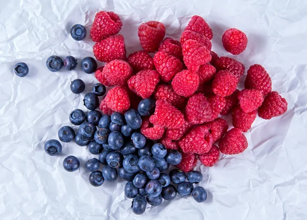 Fresh Organic  Blueberries and Raspberries on crumpled paper.  Rich with vitamins. — Zdjęcie stockowe
