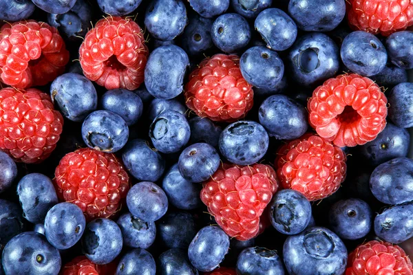 关闭了新鲜有机蓝莓和覆盆子。富含维生素的背景，纹理 — 图库照片