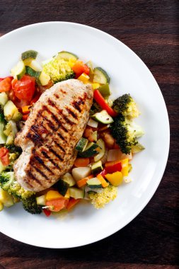 Izgara tavuk fileto, pişmiş sebze domates, havuç, biber, kabak, brocoli plakaları ile meme.