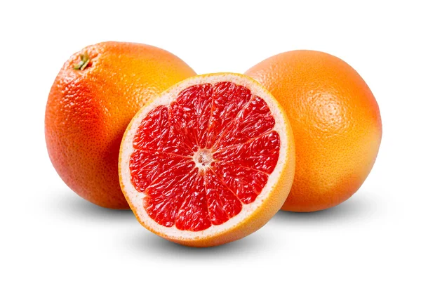 Свіжий грейпфрут з соковитим шматочком. Багатий вітамін відьми C ізольований на білому тлі . — стокове фото