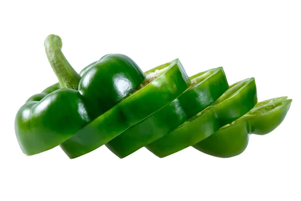 Vegetales frescos, rodajas de pimiento verde. Aislado sobre un fondo blanco . — Foto de Stock