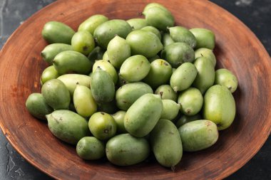 Kivi Böğürtlenleri Tabakta Sağlıklı Meyve Atıştırması.