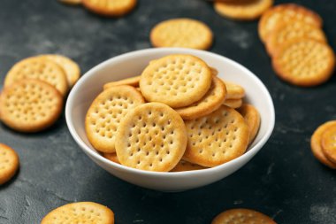 Peynirli çedar krakerleri beyaz kasede.