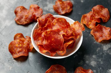 İspanyol Chorizo cipsleri beyaz kasede. Yüksek proteinli atıştırmalık