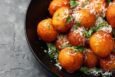 Kavanozda peynirli kızarmış patates topları..