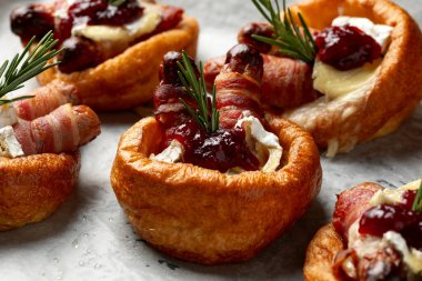 Doldurulmuş Yorkshire Pudingi, soslu domuz, peynirli camembert peyniri ve kızılcık sosu..