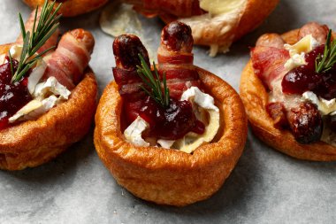 Doldurulmuş Yorkshire Pudingi, soslu domuz, peynirli camembert peyniri ve kızılcık sosu..