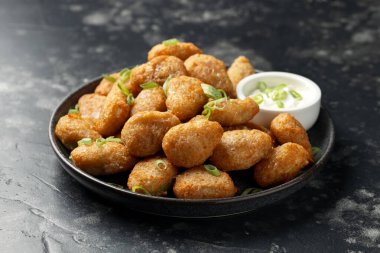 Çıtır Jalapeno peyniri soslu. Parti yiyecekleri..