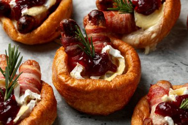 Doldurulmuş Yorkshire Pudingi, soslu domuz, peynirli camembert peyniri ve kızılcık sosu..