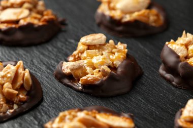 Taş bir tahtanın üzerinde bademli Floransa çikolatalı kurabiyeler.